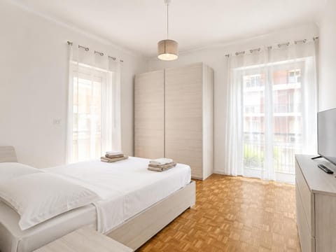Bed, TV and multimedia, Photo of the whole room, Bedroom, towels