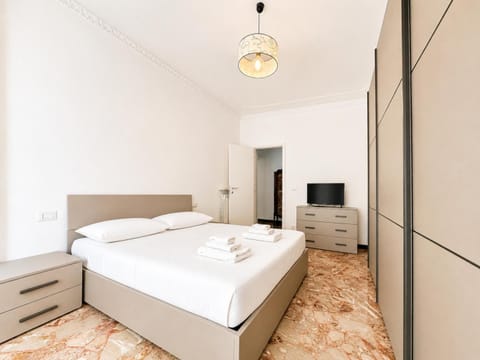 Bed, TV and multimedia, Photo of the whole room, Evening entertainment, Bedroom, wardrobe