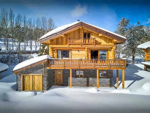 Property building, Day, Natural landscape, Winter, Mountain view
