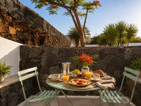 Patio, Day, Food and drinks, Garden view, Breakfast, Continental breakfast
