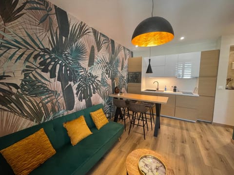 Kitchen or kitchenette, Living room, Seating area, Dining area