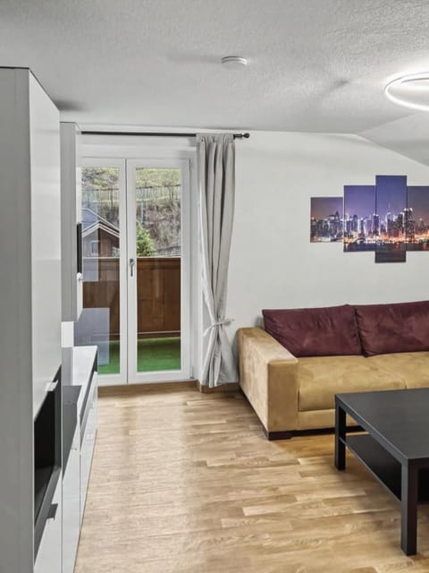 TV and multimedia, Living room, Evening entertainment