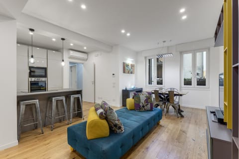 TV and multimedia, Living room, Seating area, air conditioner