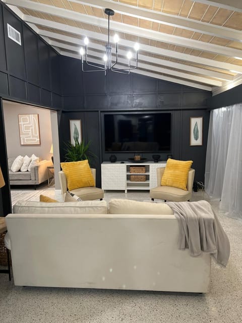 Modern house with pool near Downtown House in Lakeland