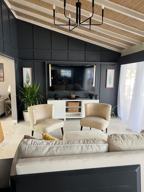 Modern house with pool near Downtown House in Lakeland