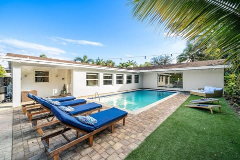 Property building, Day, Pool view, Swimming pool, sunbed