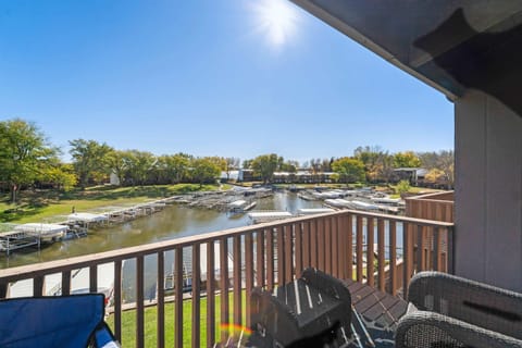 Lakeside Serenity - 2BR 1BA Clear Lake Escape House in Clear Lake