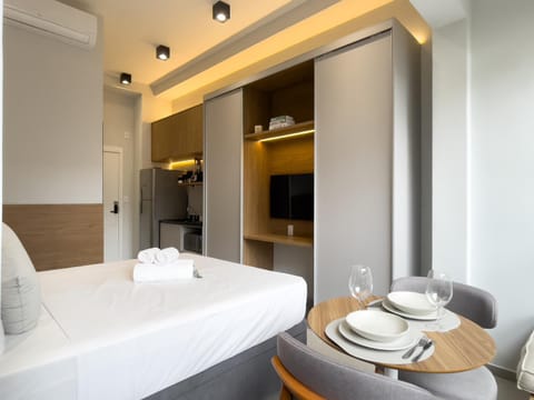 Bed, TV and multimedia, Photo of the whole room, Dining area, Bedroom, towels