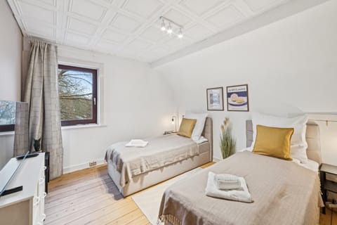 Bed, TV and multimedia, Photo of the whole room, Bedroom, towels