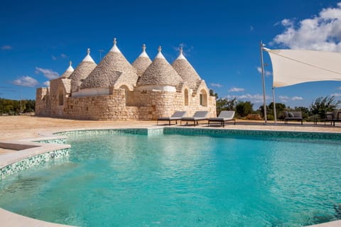 Property building, Day, Swimming pool, sunbed