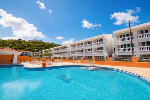 Day, Pool view