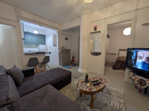 Communal lounge/ TV room, TV and multimedia, Kitchen or kitchenette, Living room, Seating area, Dining area