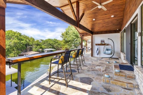 Luxury Lakefront Retreat Private Dock and Fire Pit House in Granbury