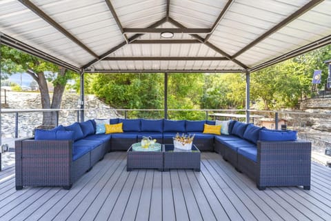 Luxury Lakefront Retreat Private Dock and Fire Pit House in Granbury