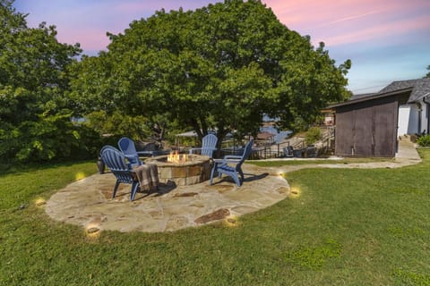 Luxury Lakefront Retreat Private Dock and Fire Pit House in Granbury