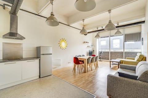 Kitchen or kitchenette, Living room, Seating area, Dining area