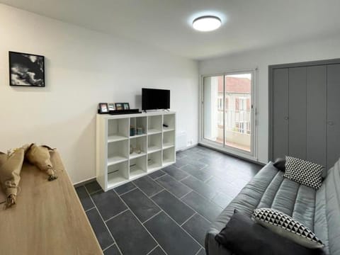 Communal lounge/ TV room, Bed, TV and multimedia, Living room, Bedroom
