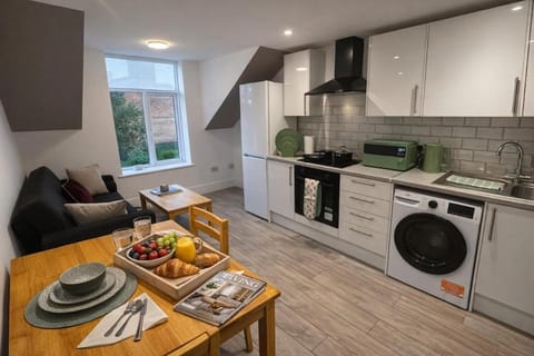Coffee/tea facilities, Kitchen or kitchenette, Living room, Food and drinks, Seating area, Dining area, Food, minibar, oven, stove, toaster, washing machine, dryer