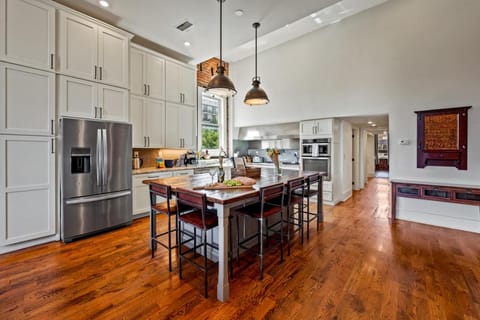 Modern 3BR Condo Walk to Downtown and UT Parking House in Knoxville