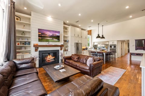 Modern 3BR Condo Walk to Downtown and UT Parking House in Knoxville