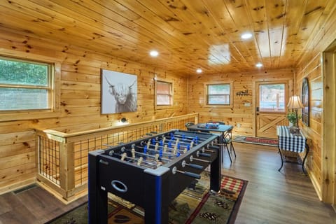 Mountain Bliss Hot Tub Billiards Outdoor Bar House in Pigeon Forge