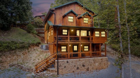 Mountain Bliss Hot Tub Billiards Outdoor Bar House in Pigeon Forge