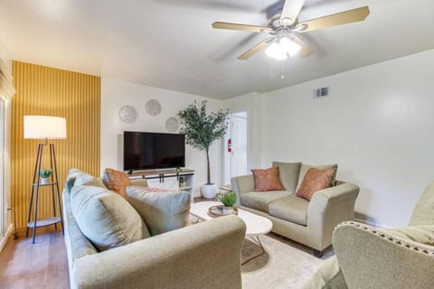 Near River St abd Forsyth Screened Porch Big Yard House in Savannah