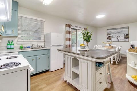 Near River St abd Forsyth Screened Porch Big Yard House in Savannah