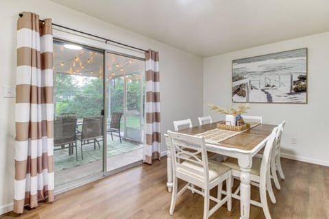 Near River St abd Forsyth Screened Porch Big Yard House in Savannah