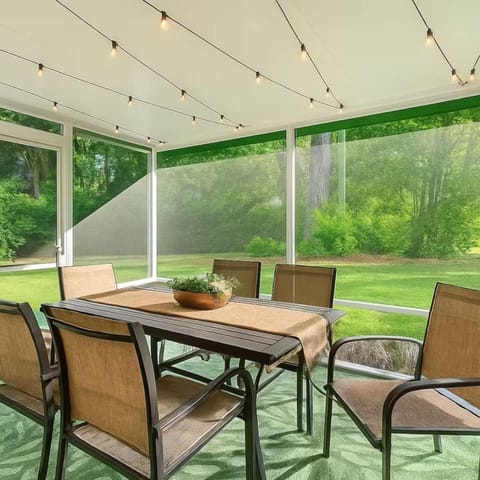 Near River St abd Forsyth Screened Porch Big Yard House in Savannah