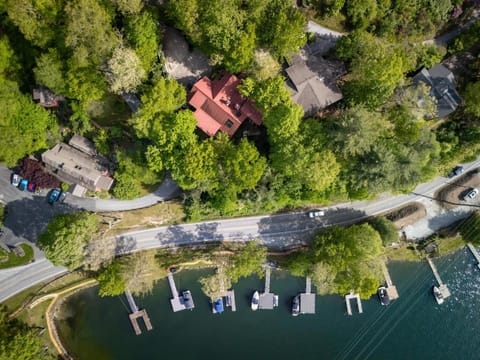 Stunning 4BR Retreat Deck Ping Pong Near Marina House in Lake Glenville