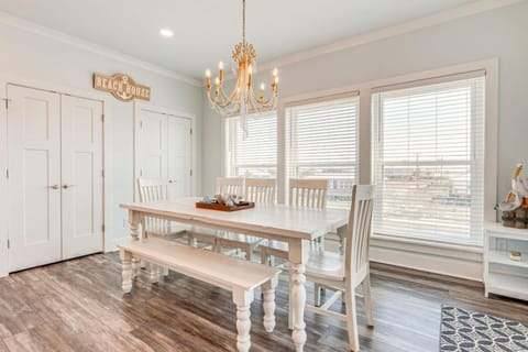 Sunny Retreat Dock Kayaks Grill Near Ocean House in Dauphin Island