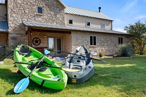 Waterfront Gem with Deck and Private Dock House in Granbury