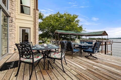 Waterfront Gem with Deck and Private Dock House in Granbury