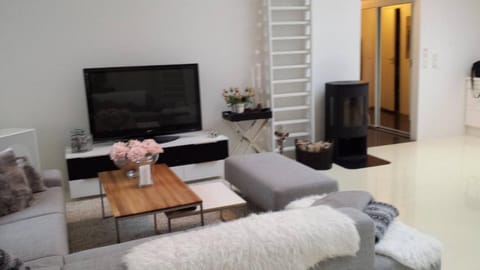 Communal lounge/ TV room, TV and multimedia, Living room