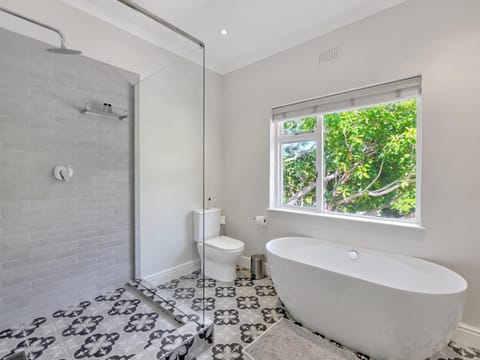 Clovelly 4BR Family Home Minutes from Beaches Bed and Breakfast in Cape Town