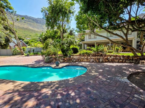 Clovelly 4BR Family Home Minutes from Beaches Bed and Breakfast in Cape Town