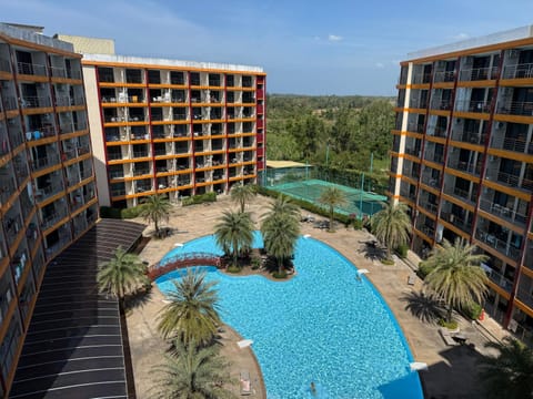 Facade/entrance, Area and facilities, Swimming pool