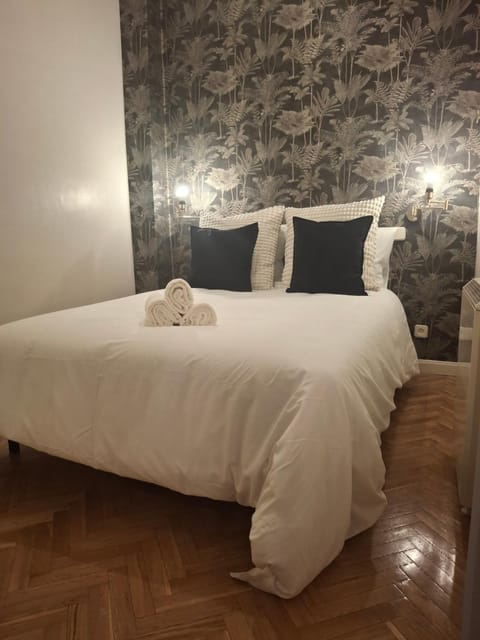 Photo of the whole room, Bedroom