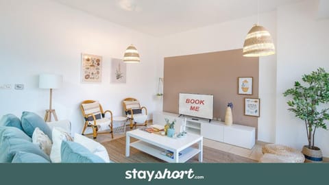 Free housekeeping visits during your stay - StayShort - Modern 2BR Retreat with Breathtaking Views in JBR Apartment in Dubai