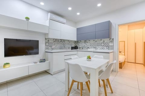 TV and multimedia, Kitchen or kitchenette, Dining area, oven, stove