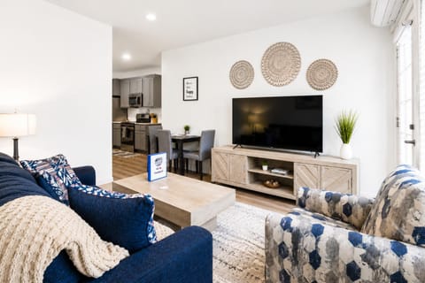 TV and multimedia, Living room, Seating area, Evening entertainment