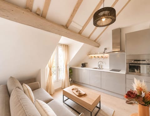Kitchen or kitchenette, Living room, Seating area, Dining area, internet, stove