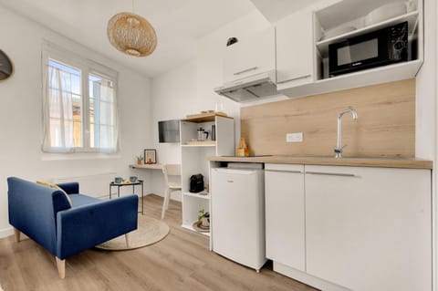Kitchen or kitchenette, Living room, Dining area, stove