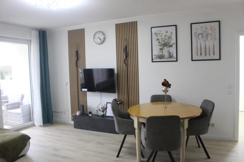 Communal lounge/ TV room, TV and multimedia, Living room, Seating area, Dining area