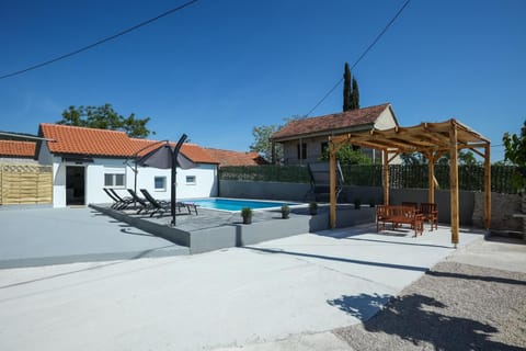 Swimming pool, sunbed