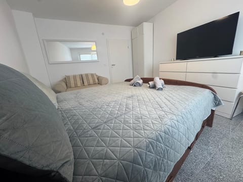 Bed, TV and multimedia, Bedroom