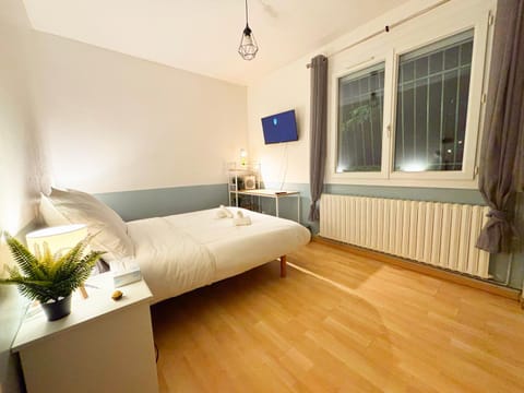 Bed, TV and multimedia, Photo of the whole room, Seating area, Bedroom, internet
