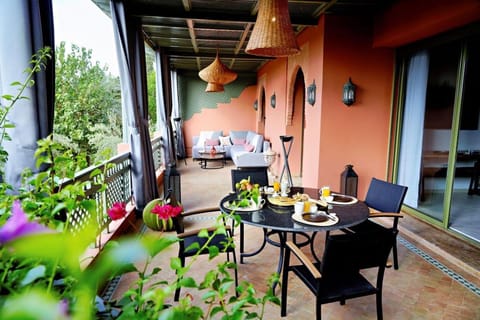 Patio, View (from property/room), Living room, Dining area, Garden view