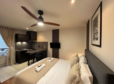 Communal lounge/ TV room, Bed, TV and multimedia, Living room, Decorative detail, Seating area, heating, stove, towels, kitchen